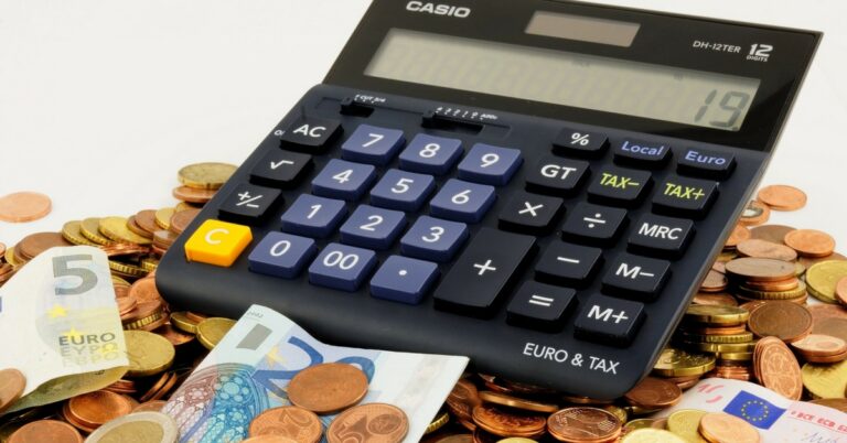 Un'immagine che ritrae calcolatrice, forniture per ufficio, attrezzature per ufficio, plastica e attrezzo.