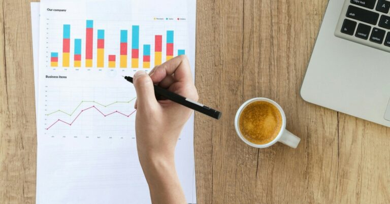 Un'immagine che ritrae forniture per ufficio, strumento di scrittura, attrezzature per ufficio, dispositivo elettronico e penna.