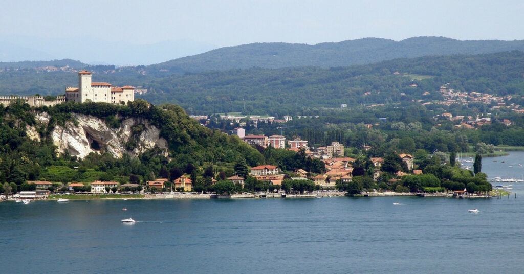 Un'immagine che ritrae acqua, risorse idriche, via d'acqua, zona residenziale e forme del territorio costiero e oceanico.