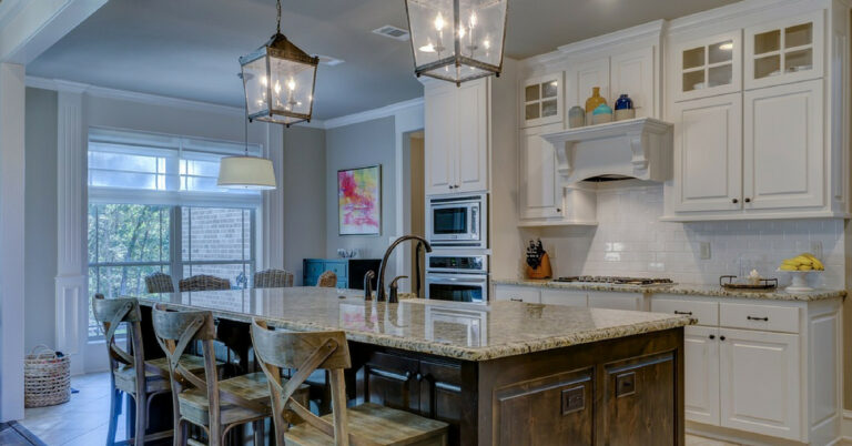 Un'immagine che ritrae mobilia, cucina, design d'interni, mobili e piano di lavoro.