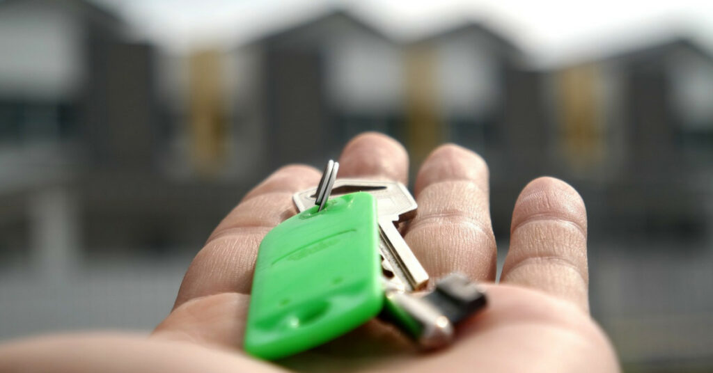 Un'immagine che ritrae dito, polso, pollice, chiodo e gadget.