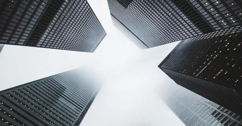 Un'immagine che ritrae giorno, edificio alto, grattacielo, edificio commerciale e area metropolitana.