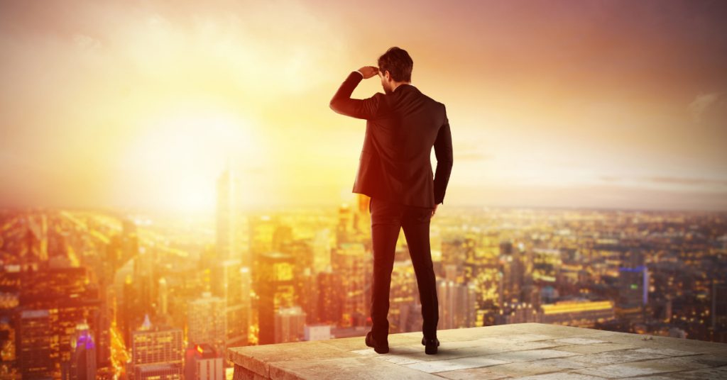 Un'immagine che ritrae torre, alba, tramonto, edificio alto e persone nella natura.