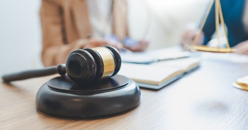 Un'immagine che ritrae tribunale e maglio.