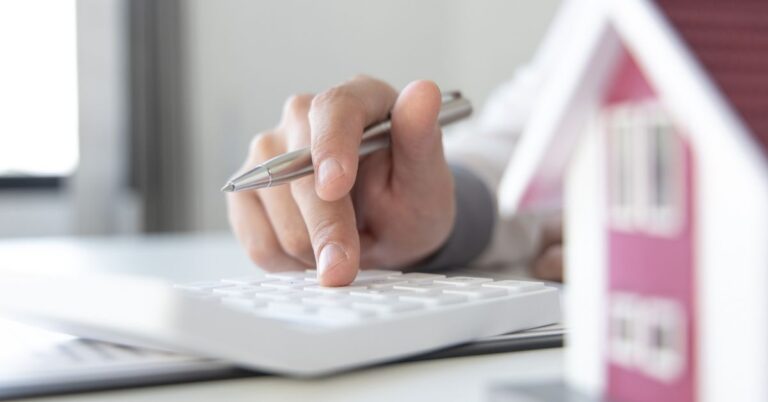 Un'immagine che ritrae forniture per ufficio, attrezzature per ufficio, dispositivo elettronico, strumento di scrittura e cartoleria.