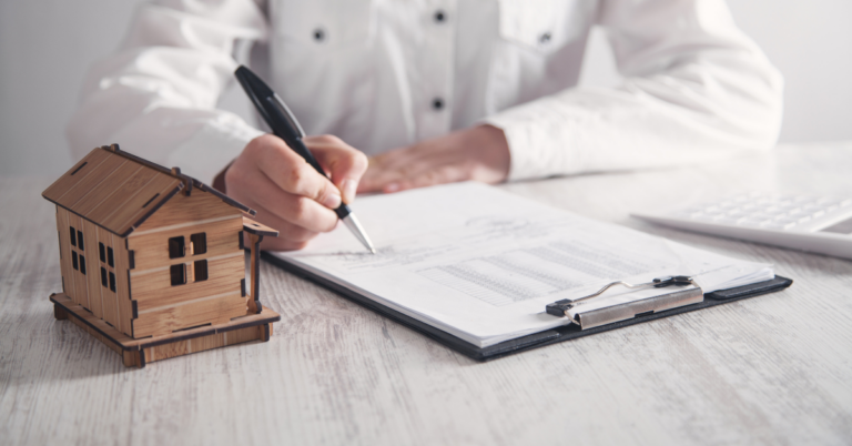 Un'immagine che ritrae forniture per ufficio, strumento di scrittura, carta, attrezzature per ufficio e cartoleria.