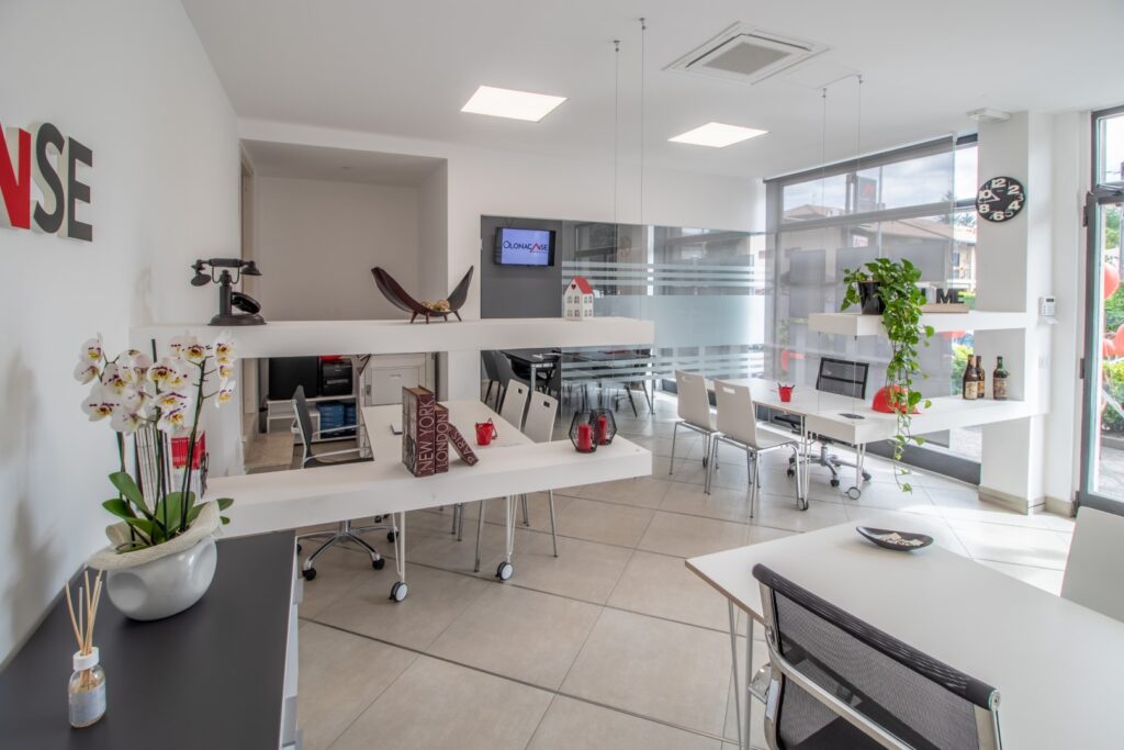 Un'immagine che ritrae design d'interni, mobilia, pavimentazione, soffitto e pavimento.