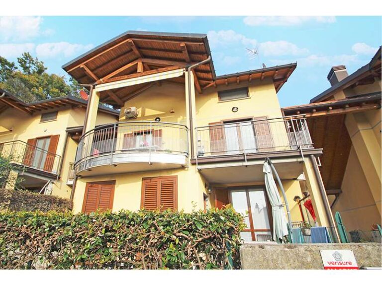 Un'immagine che ritrae zona residenziale, casa, architettura, casa e balcone.