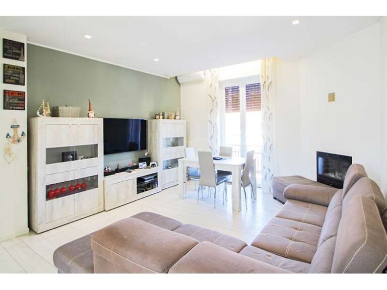 Un'immagine che ritrae mobilia, design d'interni, pavimentazione, pavimento e televisione.