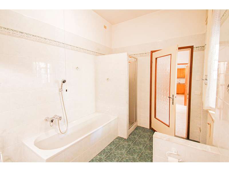 Un'immagine che ritrae pavimentazione, parete, pavimento, apparecchio idraulico e bagno.