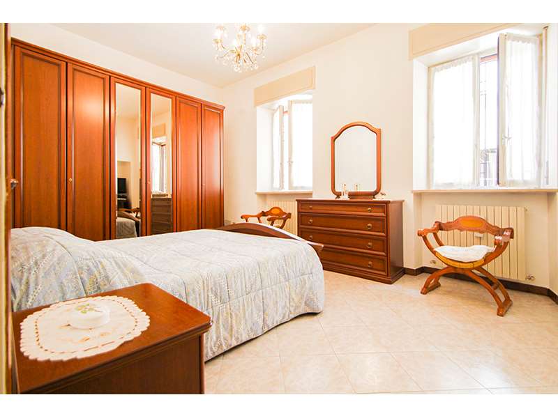 Un'immagine che ritrae mobilia, letto, camera da letto, design d'interni e legna.