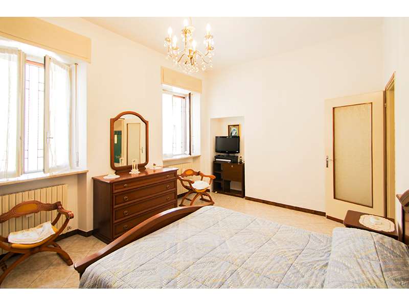 Un'immagine che ritrae letto, mobilia, camera da letto, design d'interni e parete.