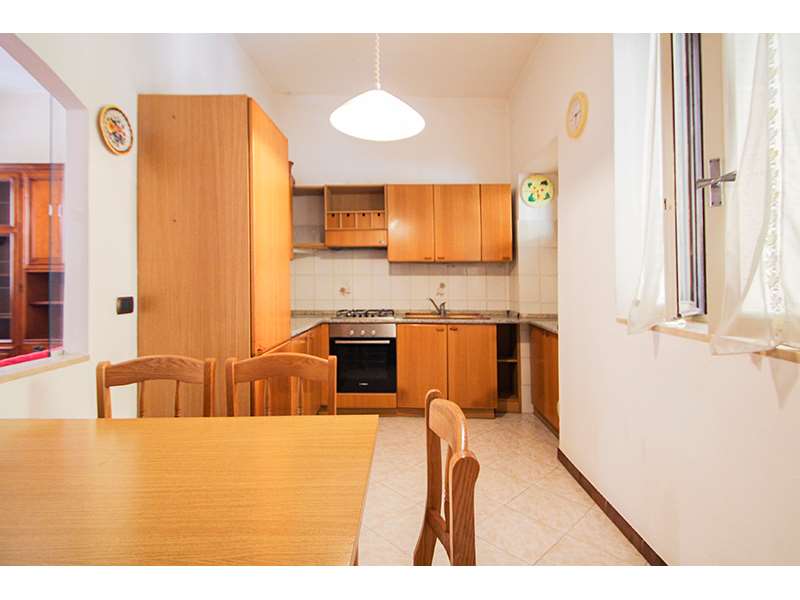 Un'immagine che ritrae legna, pavimentazione, design d'interni, pavimento e mobilia.