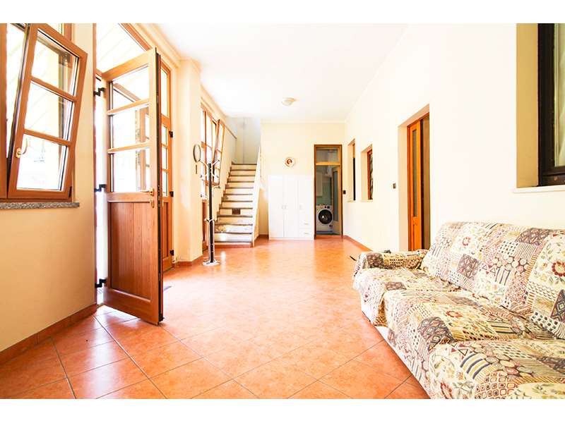 Un'immagine che ritrae pavimentazione, design d'interni, legna, pavimento e soffitto.