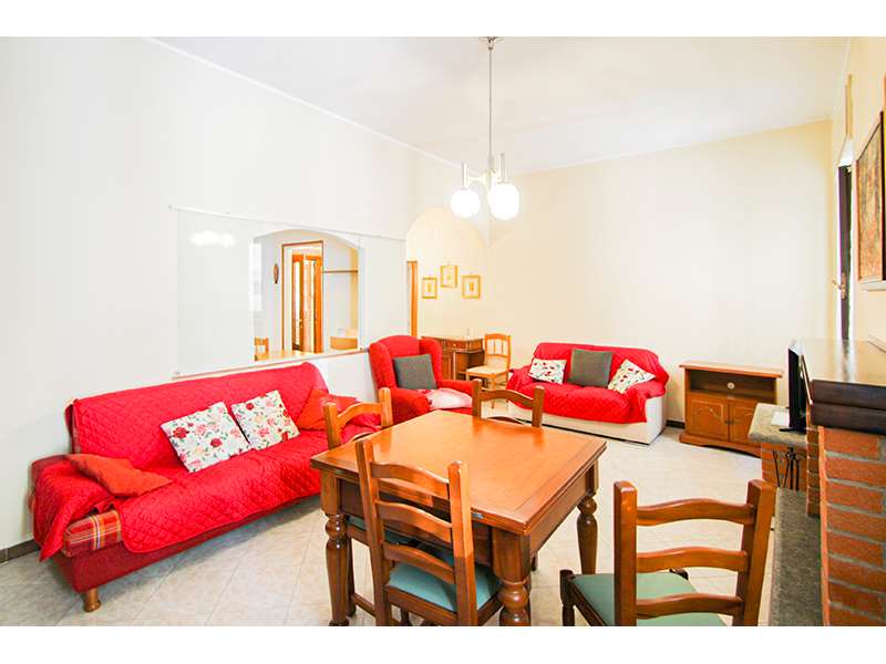 Un'immagine che ritrae mobilia, pavimentazione, design d'interni, pavimento e legna.