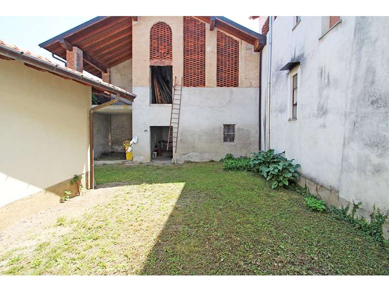 Un'immagine che ritrae parete, casa, architettura, zona residenziale e casa.