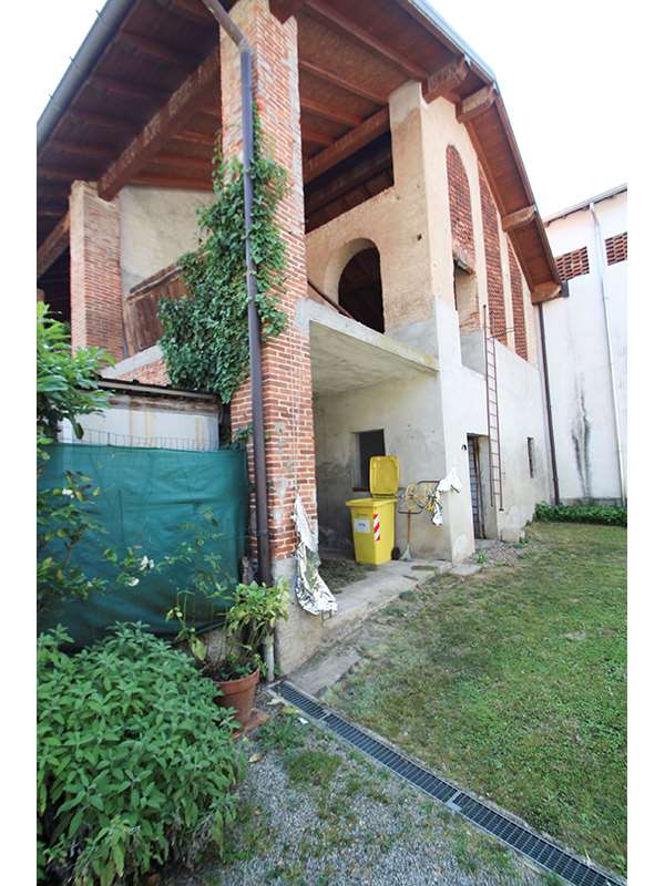 Un'immagine che ritrae colonna, mattone, muratura, hacienda e giardino.