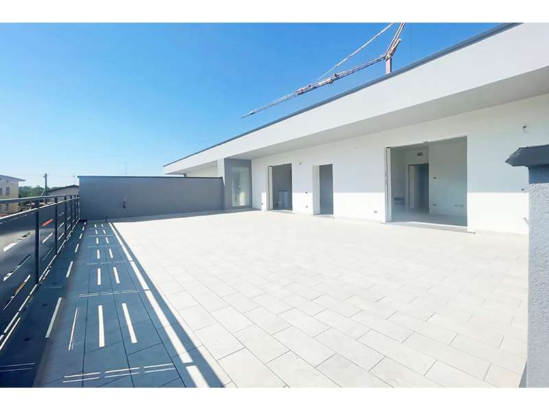 Un'immagine che ritrae pavimento, pavimentazione, materiale composito, grigio e calcestruzzo.