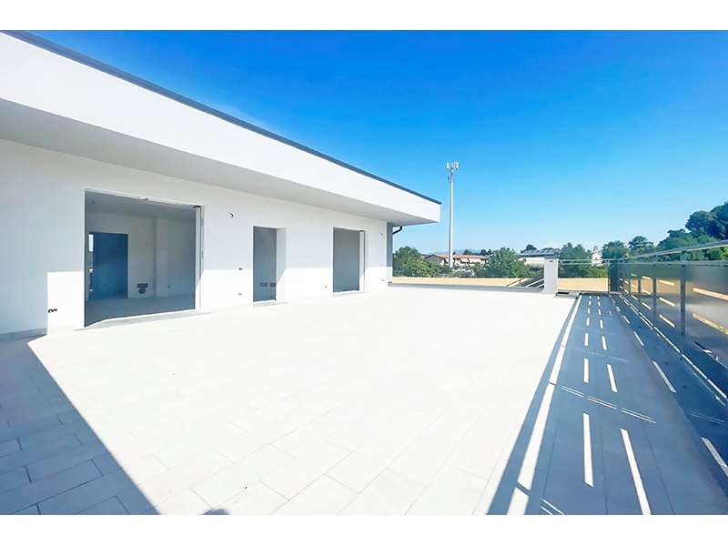 Un'immagine che ritrae pavimento, pavimentazione, materiale composito, calcestruzzo e ombra.