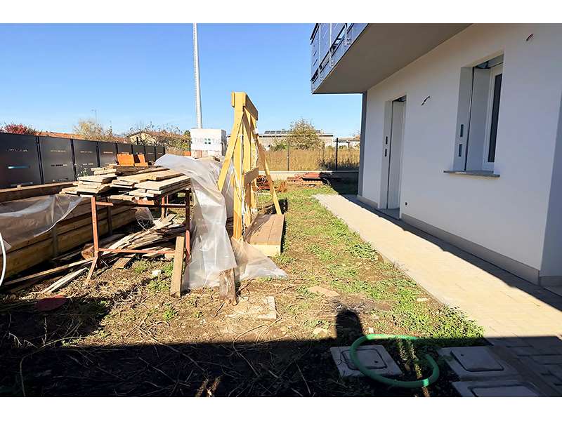 Un'immagine che ritrae lotto di terreno, cortile, suolo, cortile e materiale da costruzione.