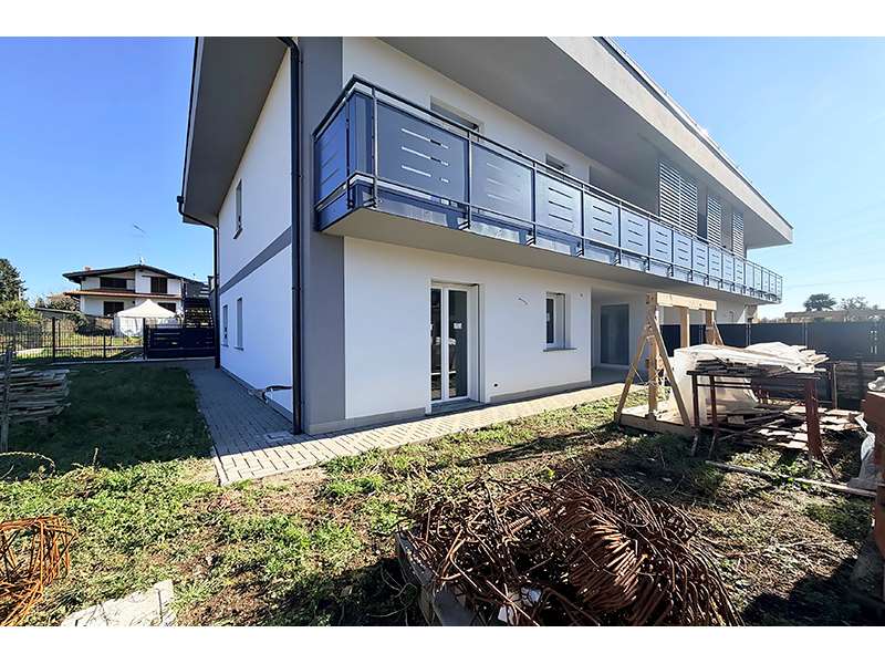 Un'immagine che ritrae balcone, casa, portico, corrimano e rivestimento.