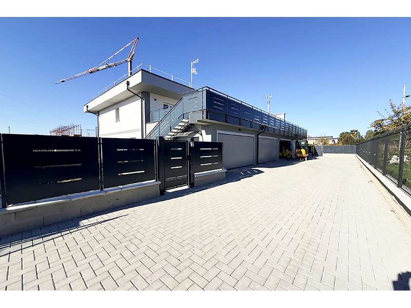 Un'immagine che ritrae metallo, ombra, recinzione, acciaio e alluminio.