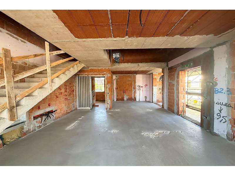 Un'immagine che ritrae legna, pavimento, pavimentazione, soffitto e materiale composito.