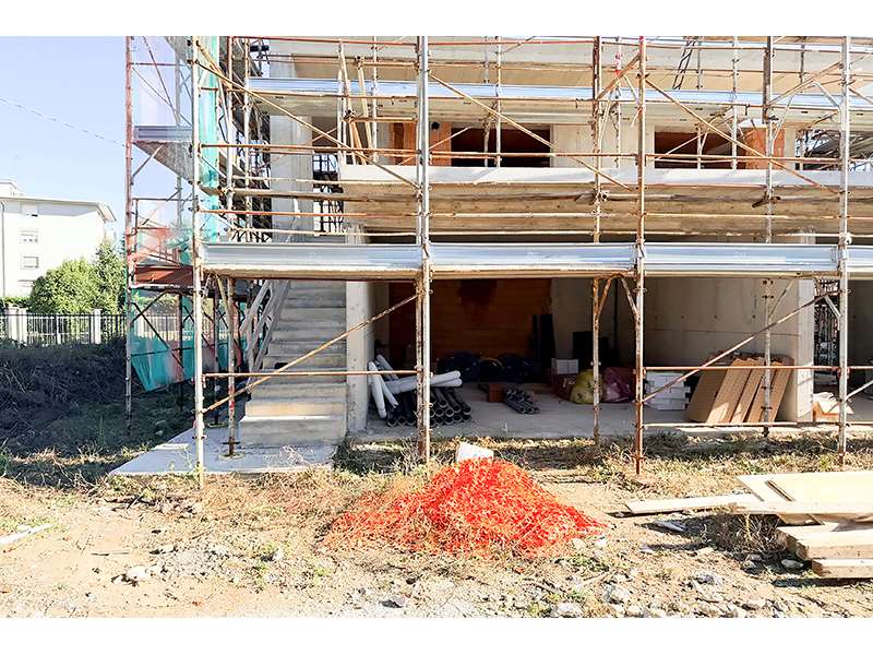 Un'immagine che ritrae impalcature, materiale da costruzione, costruzione, colore e illuminazione diurna.